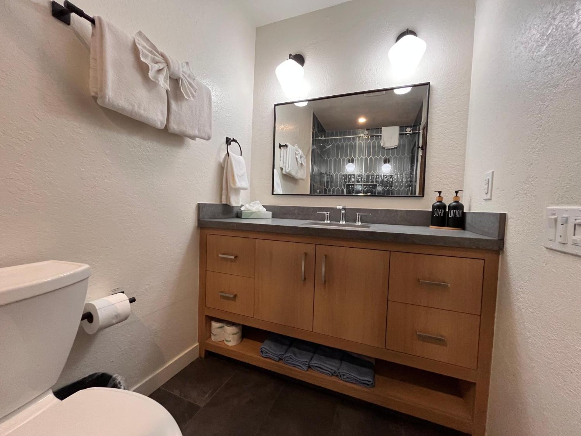 Tastefully Remodeled Condo At Mammoth Ski & Racquet Club, Hot Tub, Garage, 10 Min Walk To Ski Lifts Mammoth Lakes Bagian luar foto