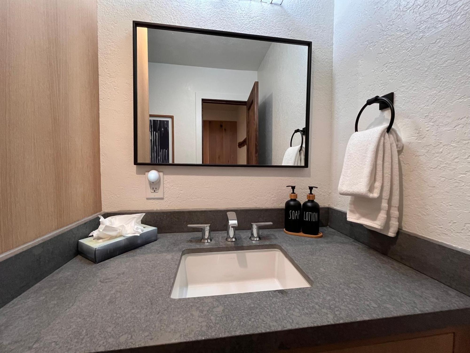 Tastefully Remodeled Condo At Mammoth Ski & Racquet Club, Hot Tub, Garage, 10 Min Walk To Ski Lifts Mammoth Lakes Bagian luar foto